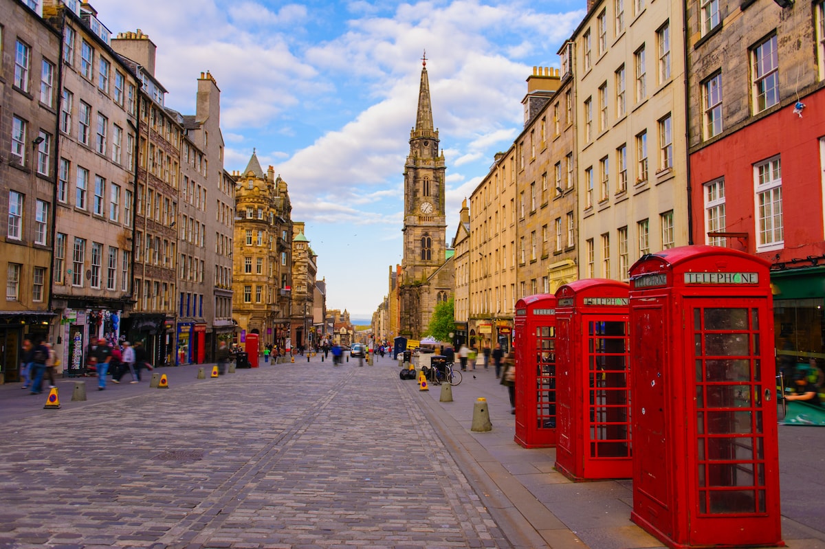 Royal Mile de Edimburgo durante una ruta por Escocia