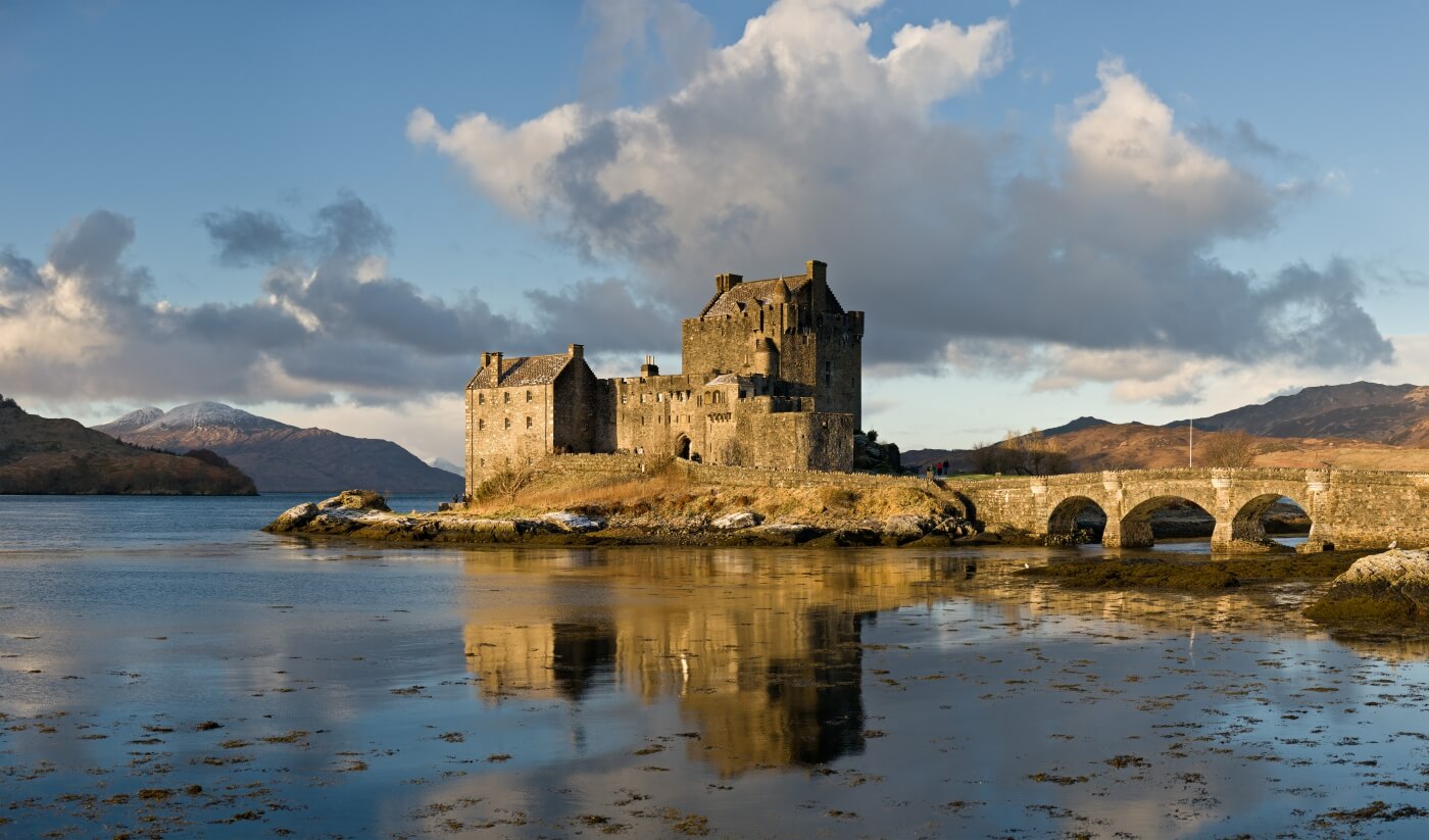 Eilean Donan Castle junto al agua en las Highlands de Escocia