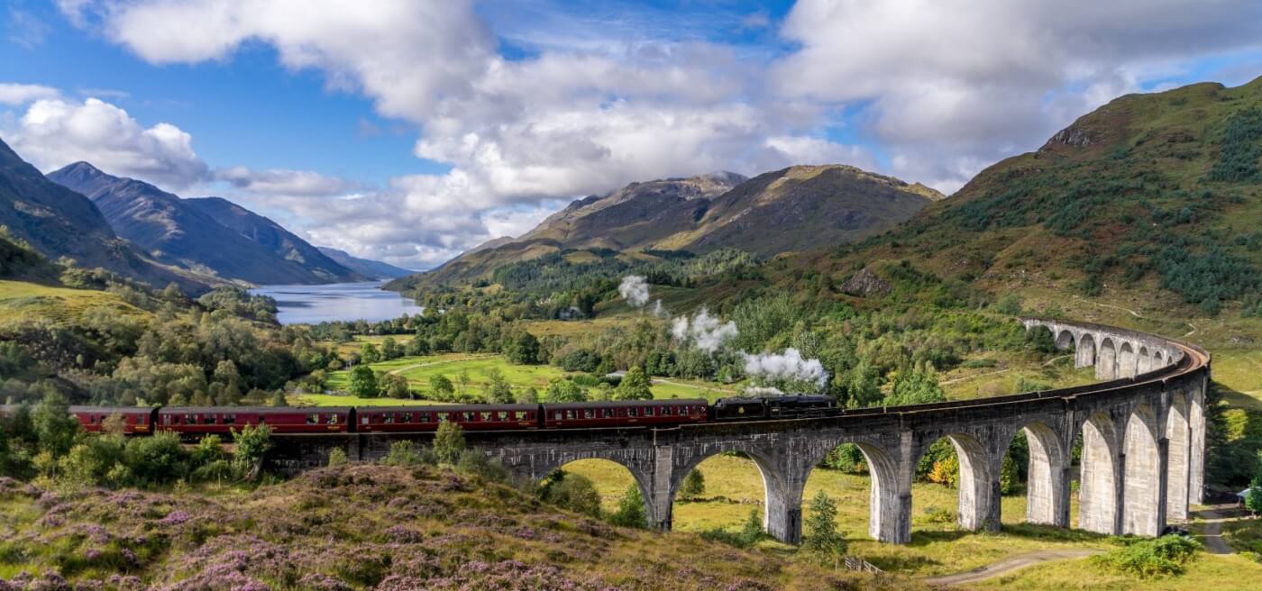 Viaducto de Glenfinnan entre montañas en la ruta hacia la Isla de Skye