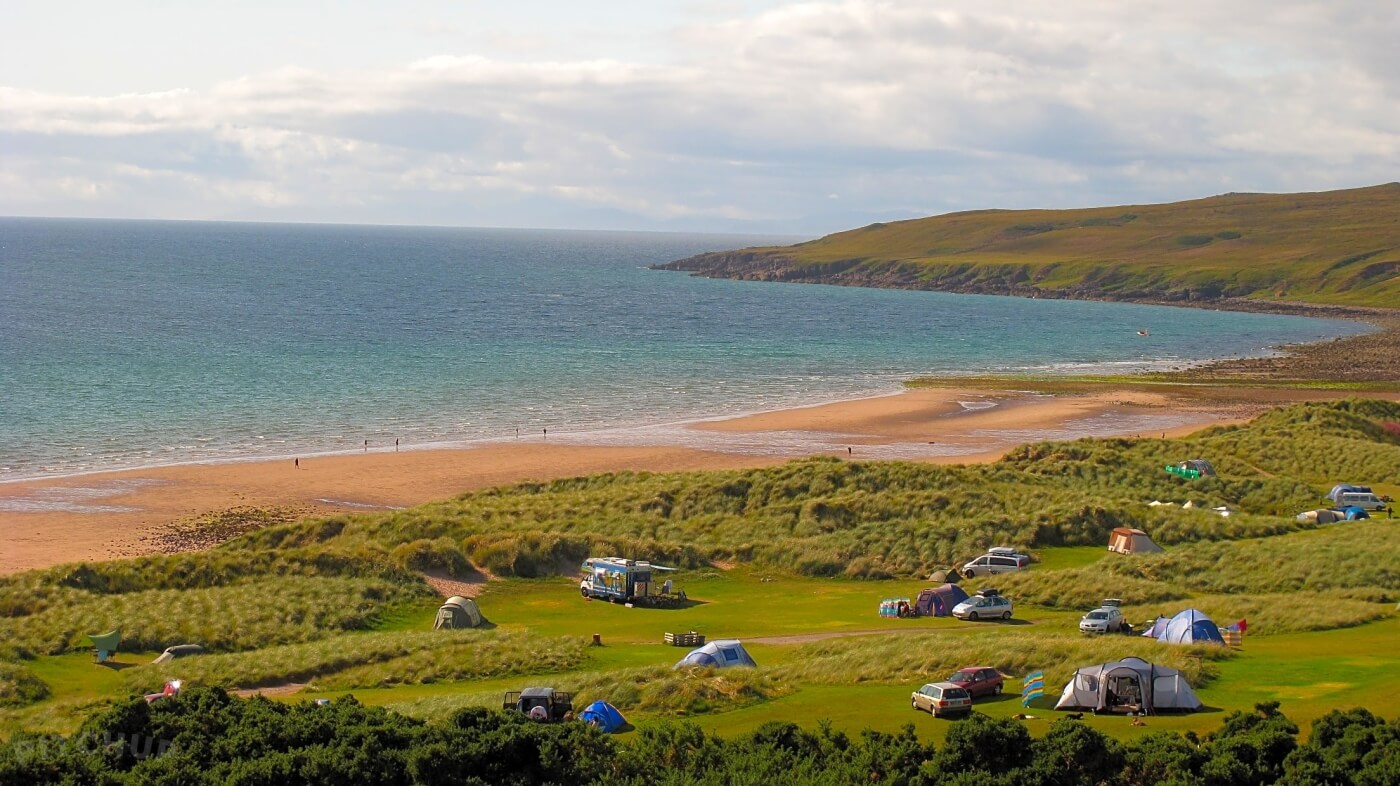 Tiendas y autocaravanas en Sands Caravan and Camping Park sobre dunas junto a una playa en Gairloch