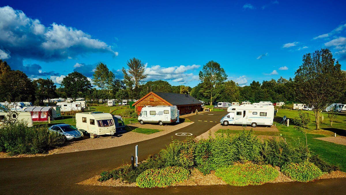 Vista aérea del Strathclyde Country Park Caravan and Motorhome Club Site con caravanas entre árboles