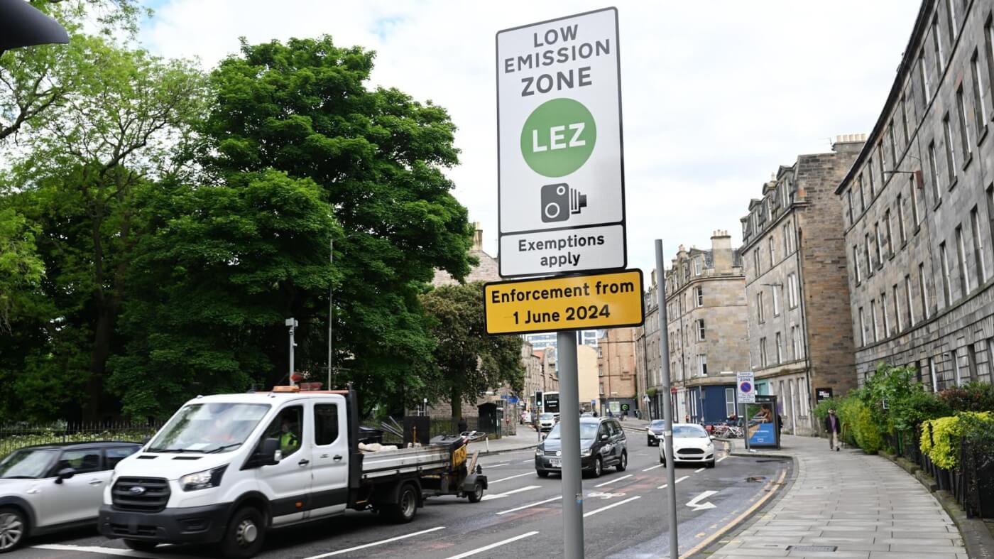 Se&ntilde;al de Low Emission Zone en una calle de Edimburgo