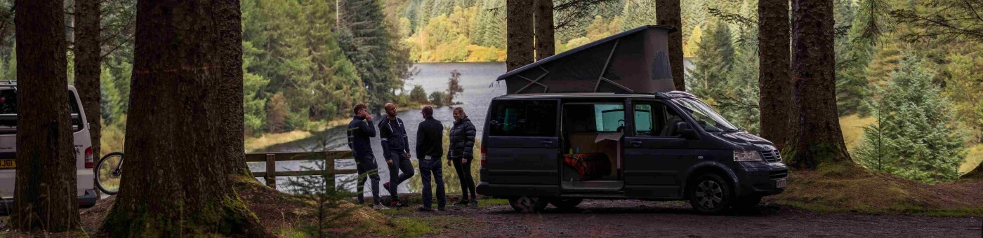 Camper y viajeros en Three Lochs Forest Drive, en el Parque Nacional de Loch Lomond.