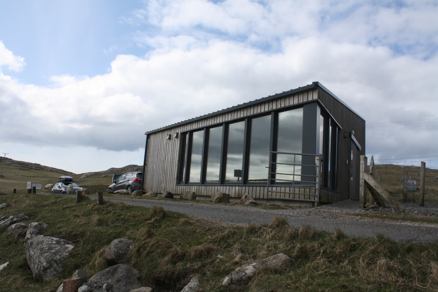 Edificio de Huisinis Gateway junto al aparcamiento gestionado por North Harris Trust.
