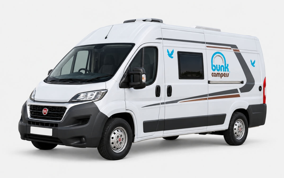 Camper Aero de Bunk Campers con carrocería de furgoneta y techo alto.