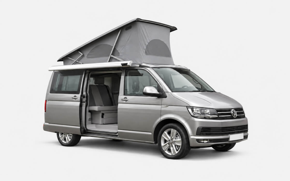 Camper VW California Ocean con el techo elevable desplegado y la puerta lateral abierta.