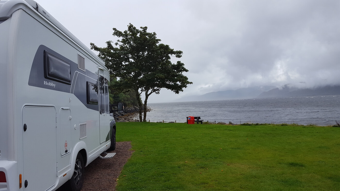 Autocaravana en una parcela del camping Bunree, junto a Loch Linnhe.