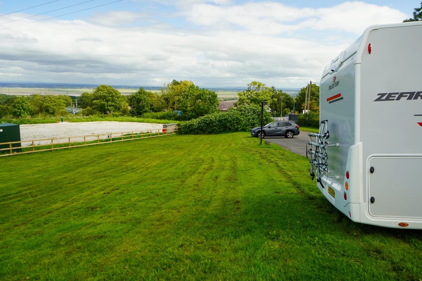 Autocaravana aparcada sobre césped en una parada rural de Brit Stops.