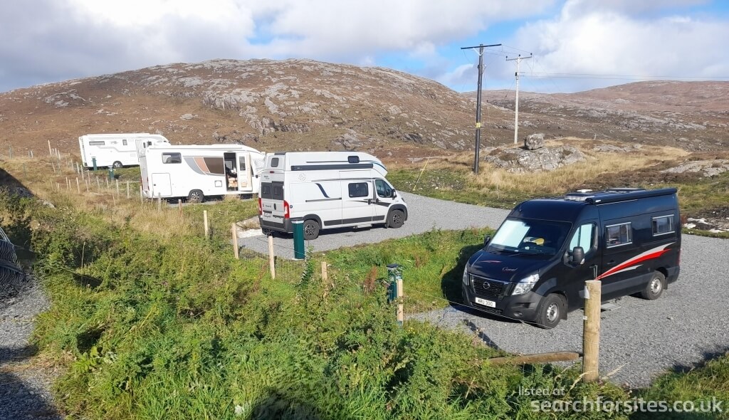 Autocaravanas y campers en las plazas de grava de Urgha, en Harris.
