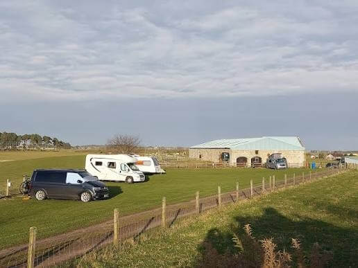 Autocaravana y caravana en las parcelas de césped de Davochfin Farm.