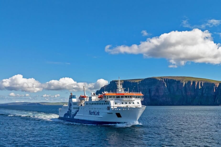 Ferri MV Hamnavoe de NorthLink navegando junto a los acantilados de Hoy, en Orcadas.